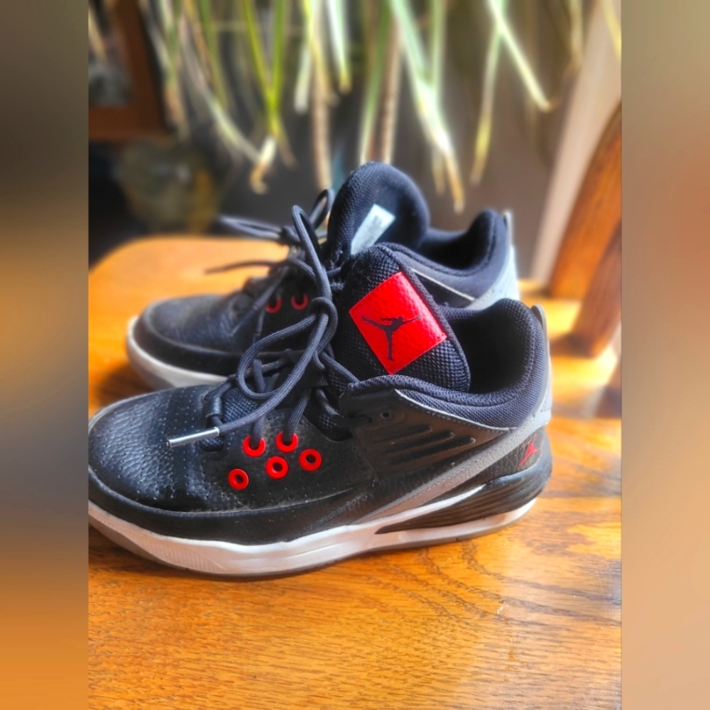 Air Jordan Max Aura Basket Ball Shoes Sneakers Youth Size 4 Black & Red
